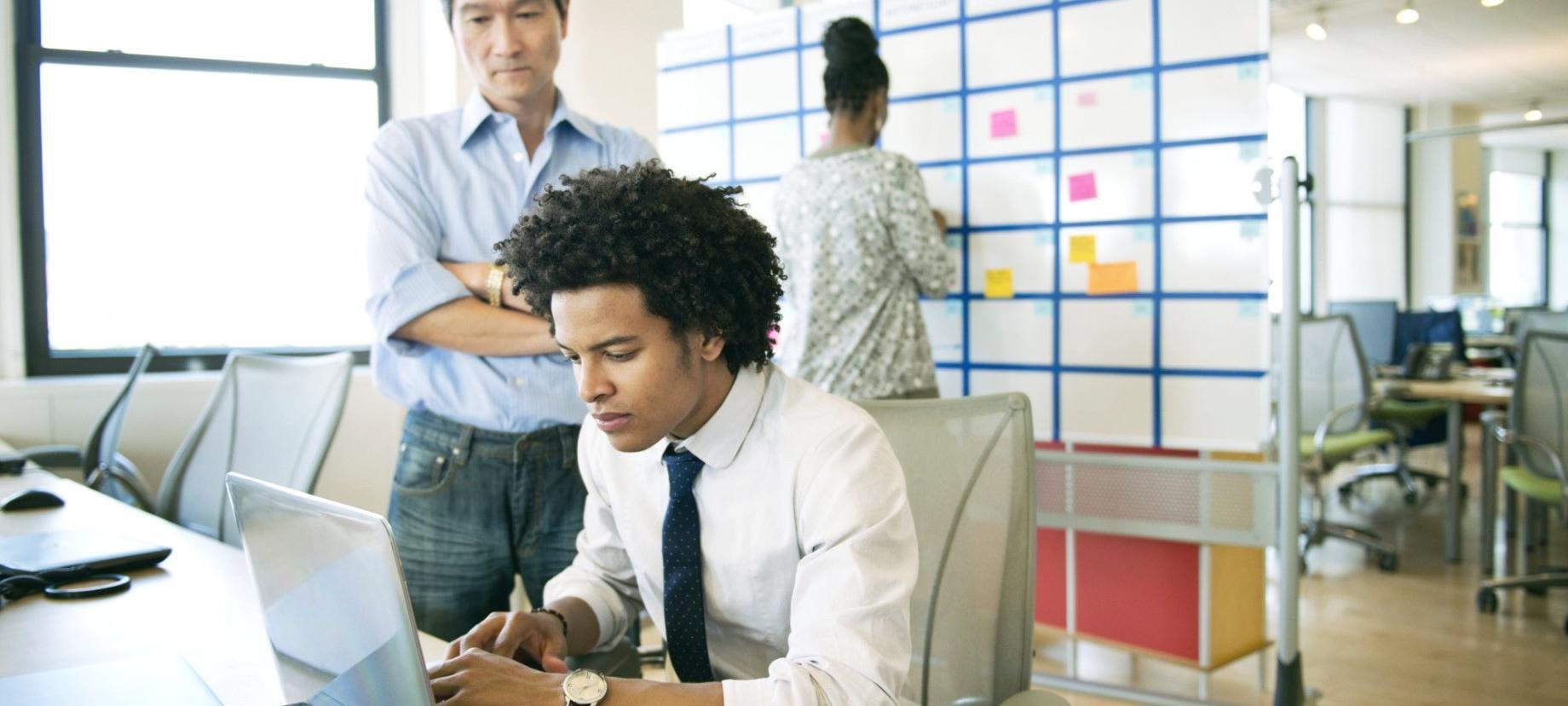 Equipo trabajando en estrategias de búsqueda orgánica
