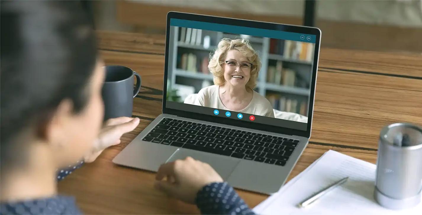 Equipo empresarial colaborando en estrategia de contenido